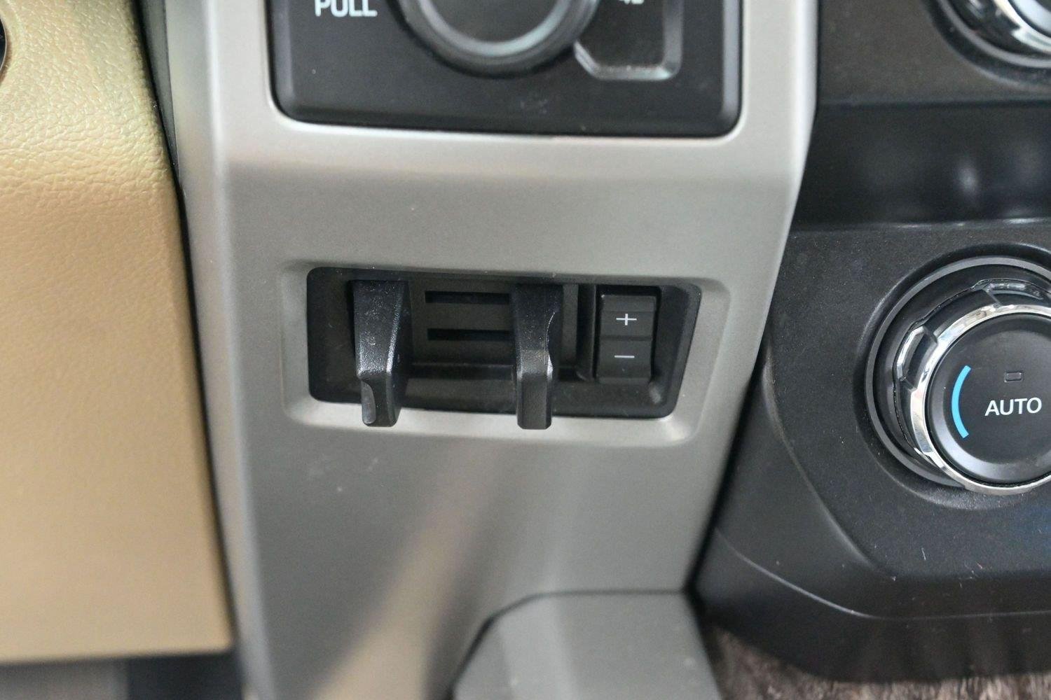 Used 2019 White Platinum Metallic Tri-Coat Ford Lariat image 23