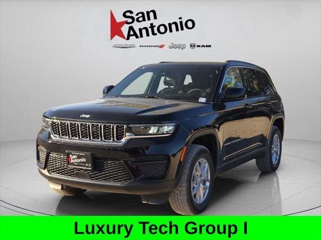 New 2025 Diamond Black Crystal Pearl-Coat Exterior Paint Jeep Laredo X image 4