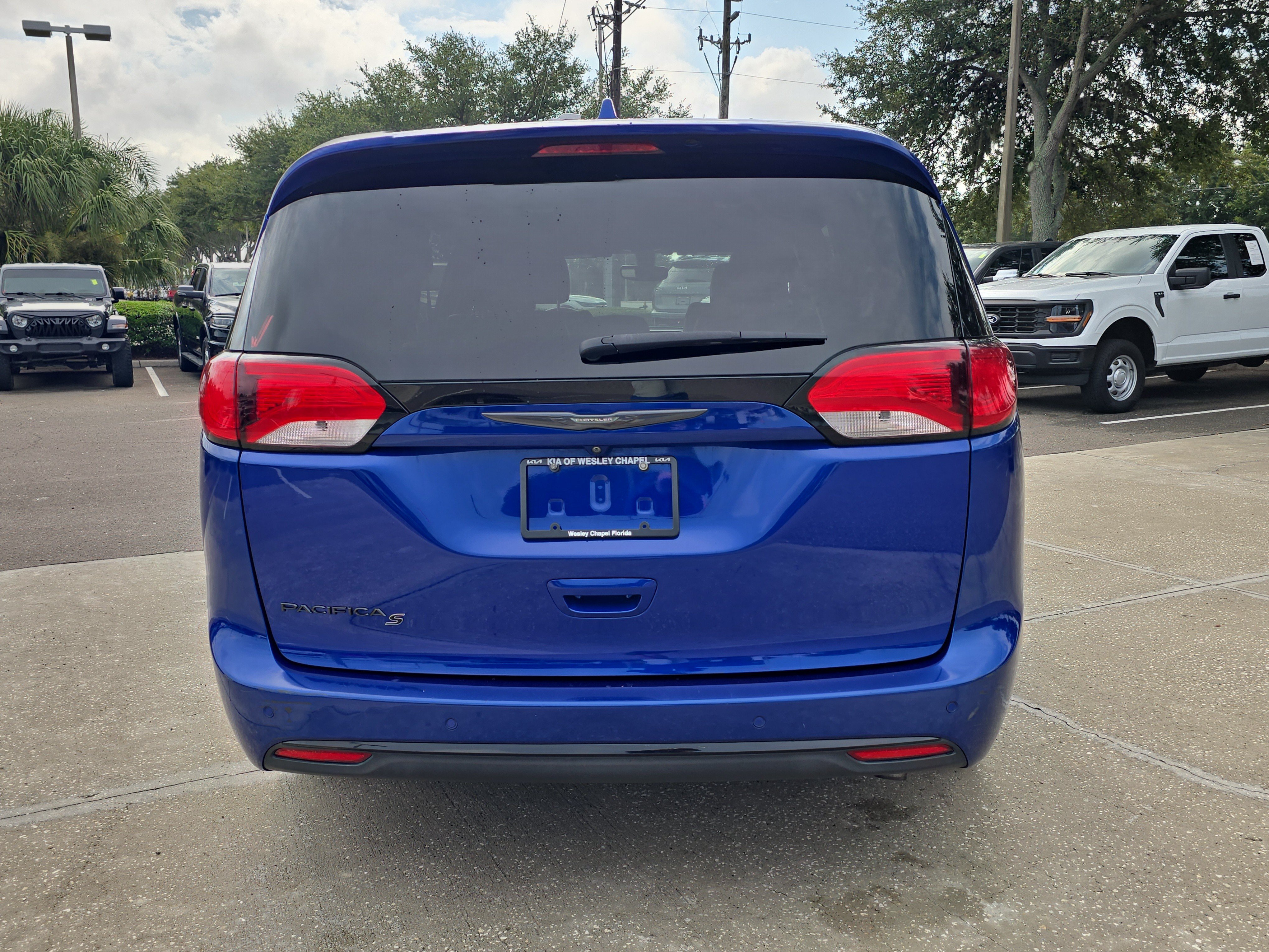 Used 2019 Ocean Blue Metallic Chrysler Touring L image 7