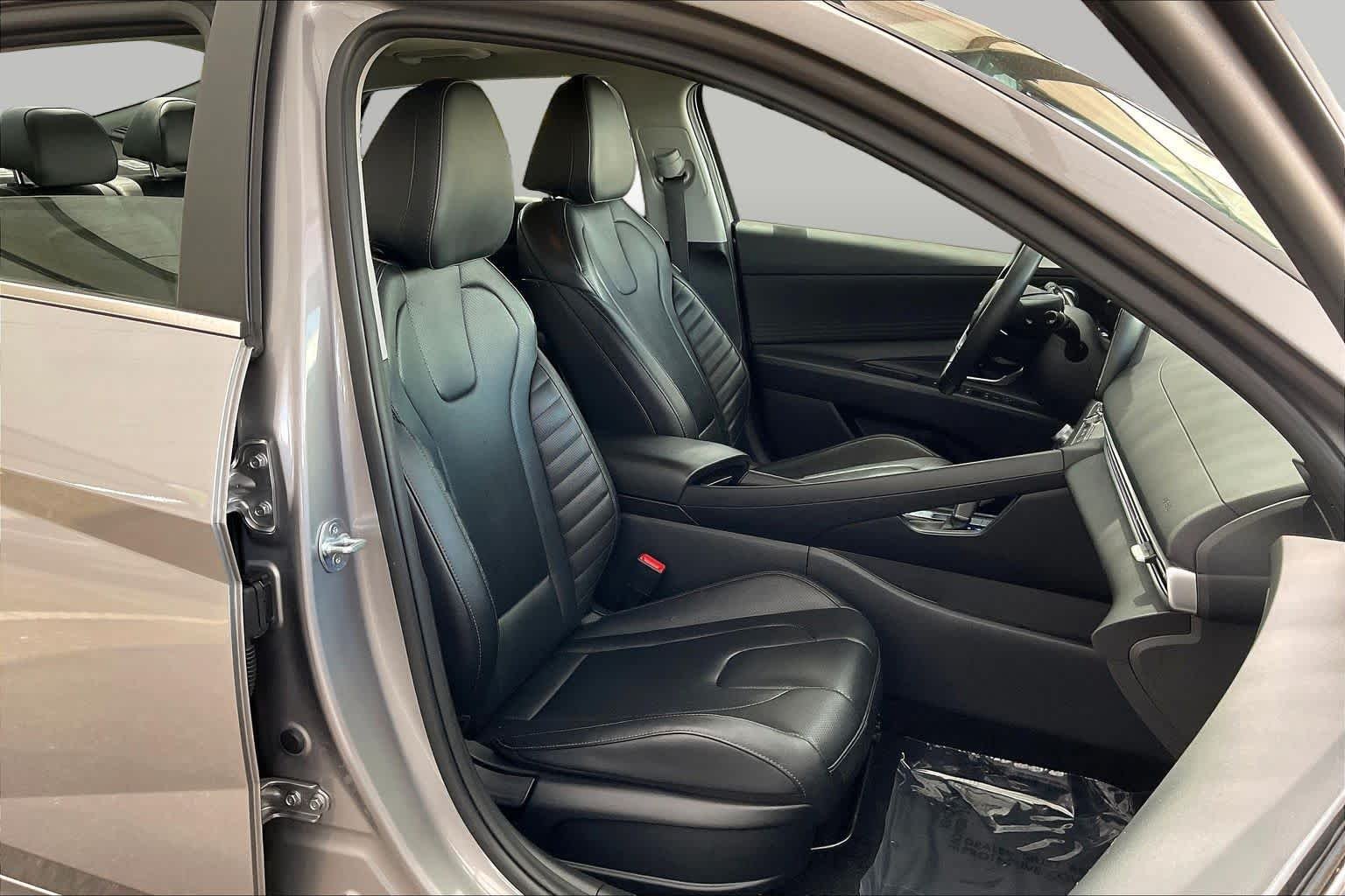 Used 2025 Fluid Metal Hyundai Limited image 9
