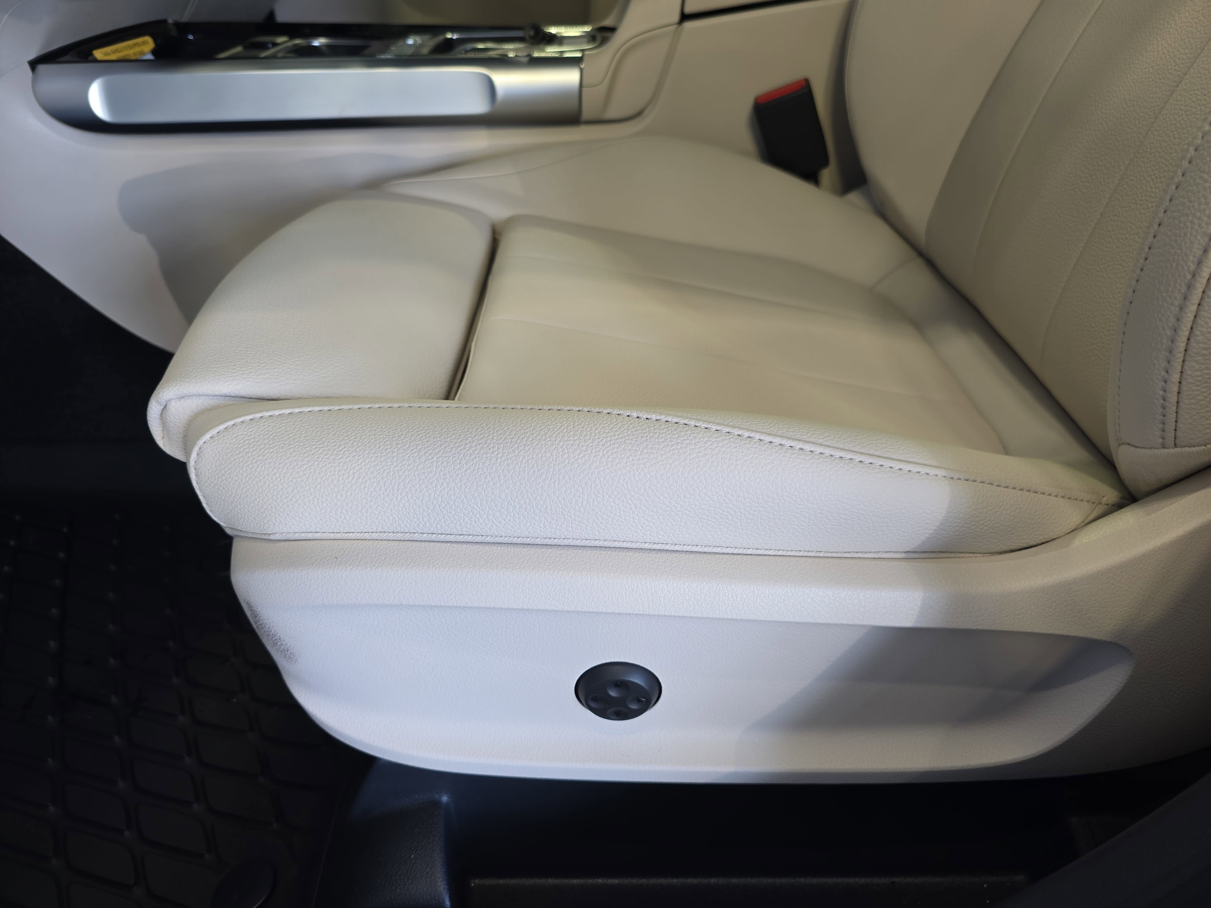 New 2026 Polar White Mercedes-Benz GLB250 image 29