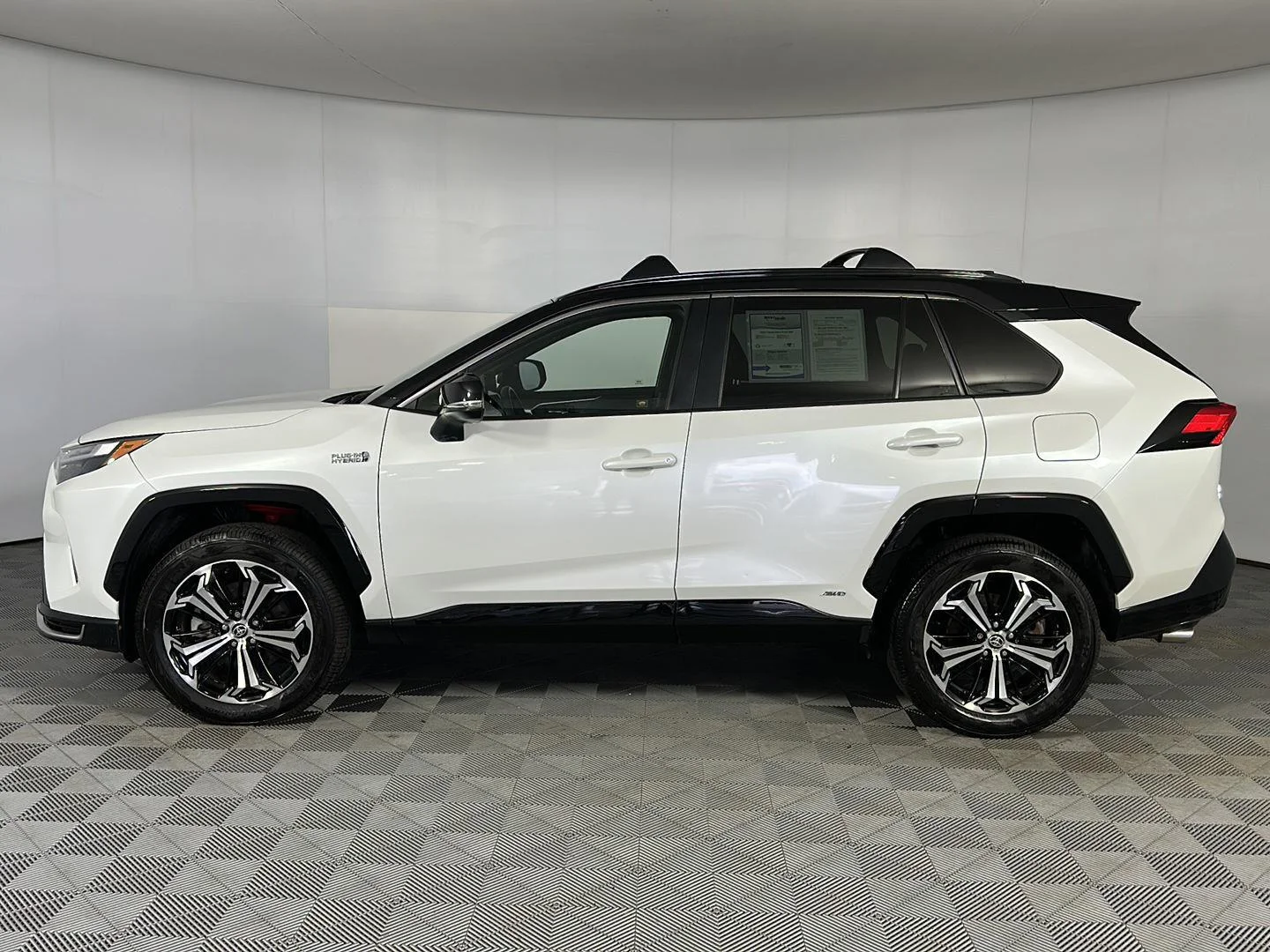 Used 2023 Wind Chill Pearl w/Midnight Black Metallic Roof Toyota XSE image 18