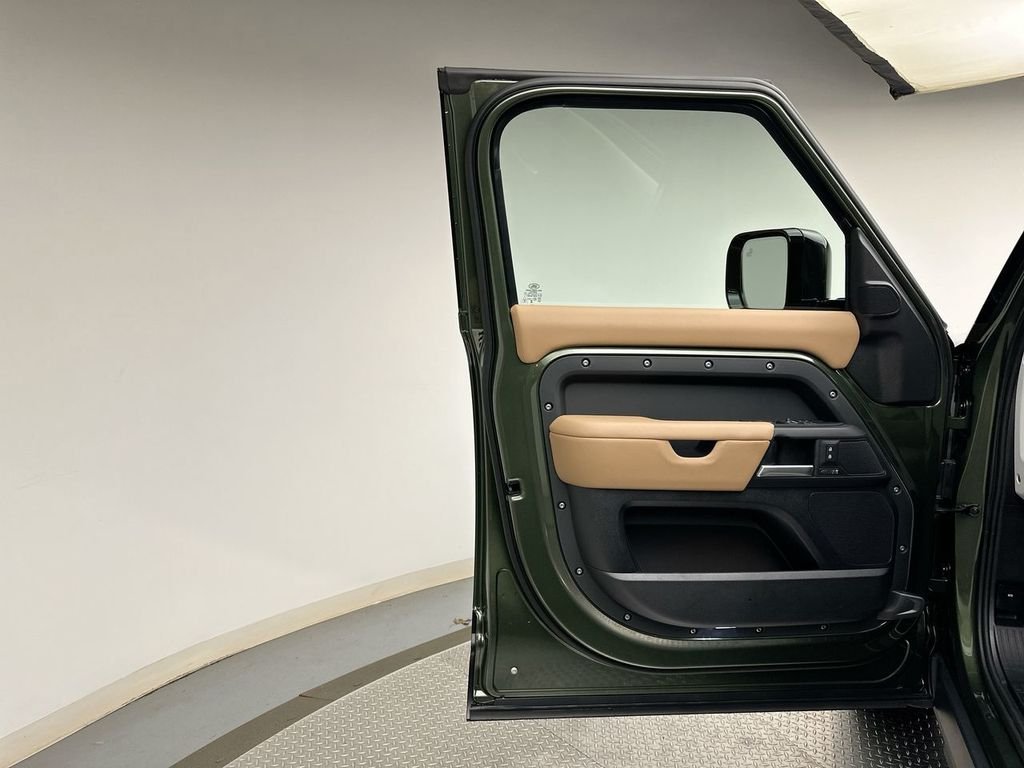 New 2026 Woolstone Green Land Rover X-Dynamic SE image 9