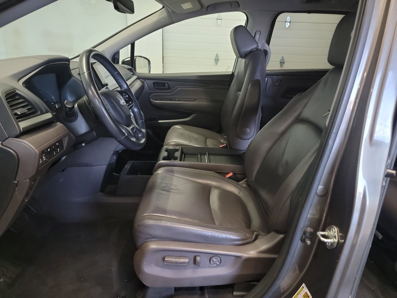Used 2018 Modern Steel Metallic Honda Touring image 11