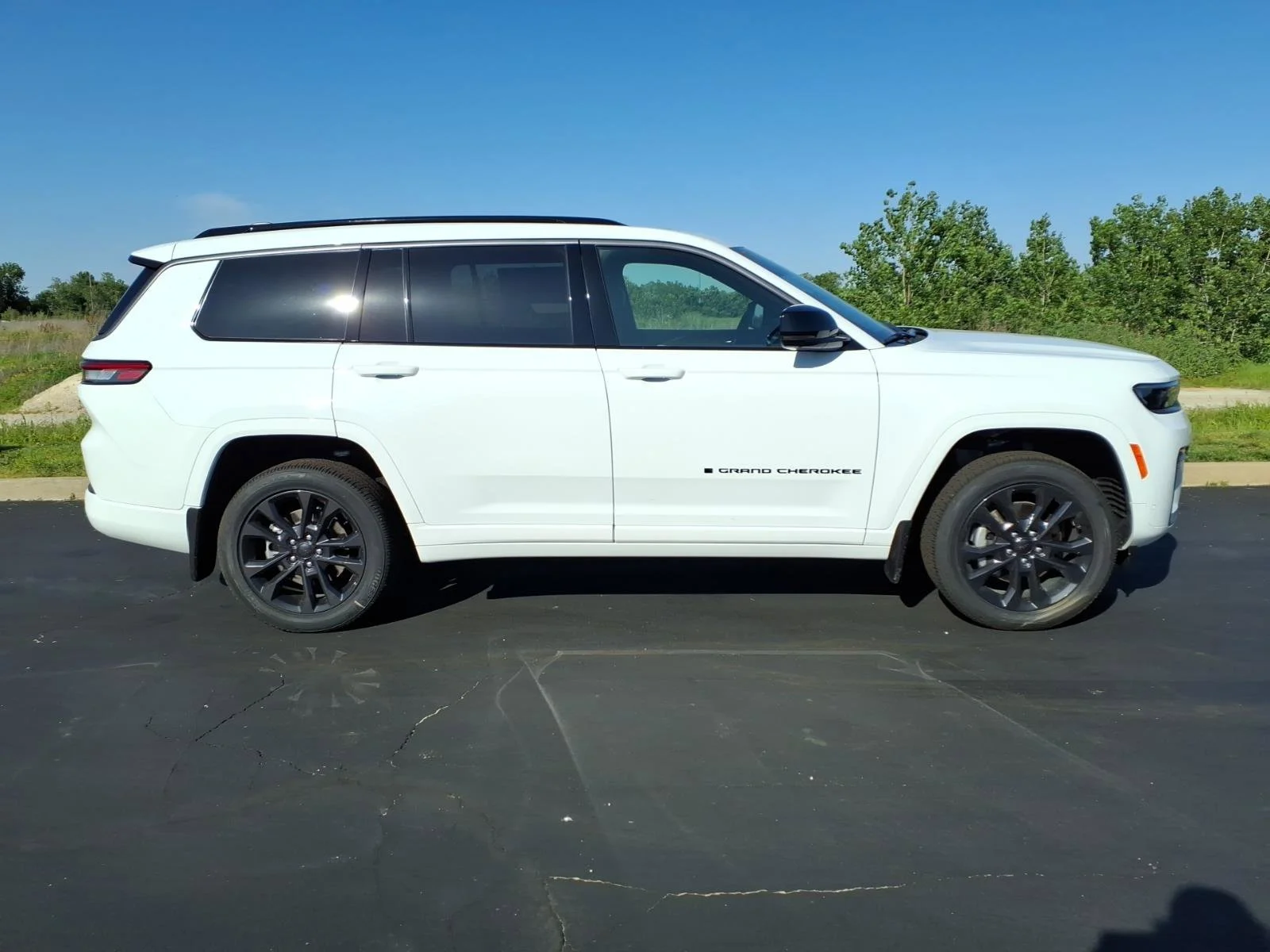 New 2026 Bright White Clear-Coat Exterior Paint Jeep Limited image 17