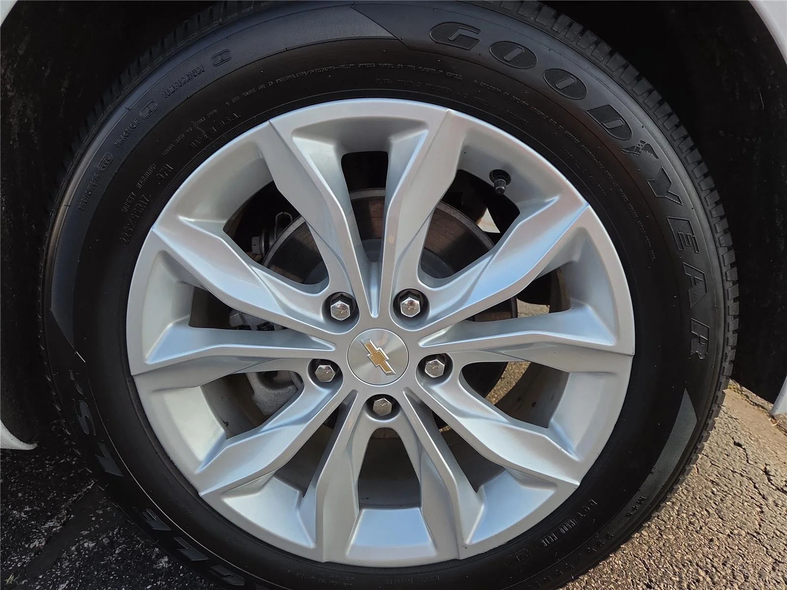 Used 2024 Summit White Chevrolet LT image 24