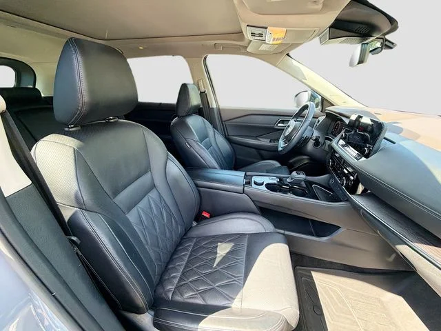 Used 2022 Gray Nissan Platinum image 27