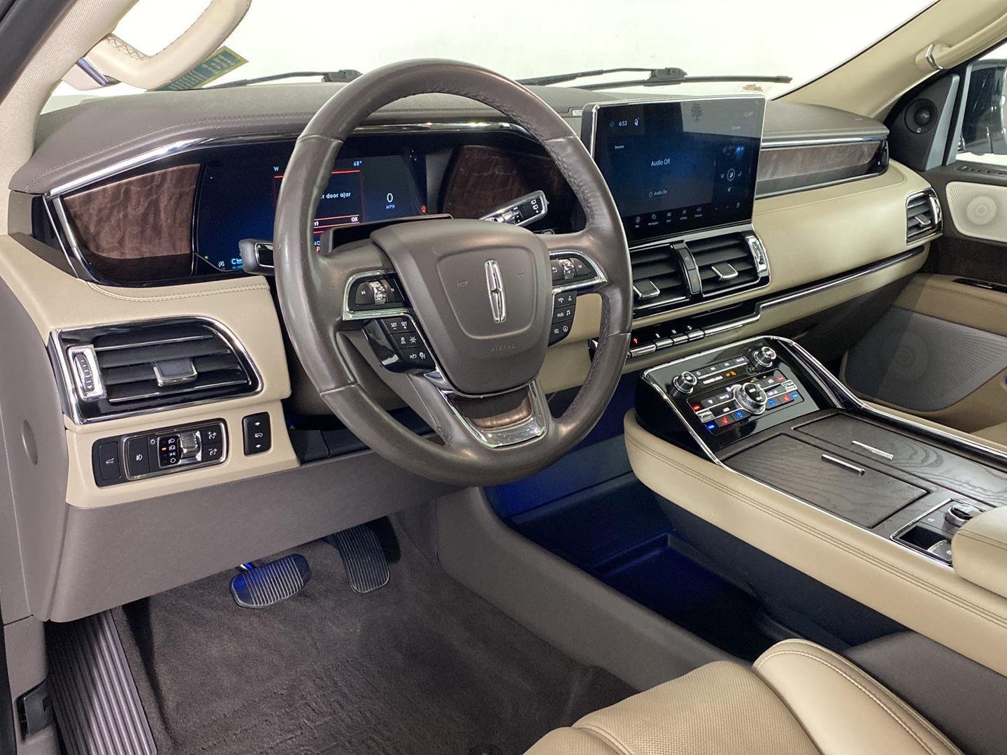 Used 2022 Pristine White Lincoln Reserve image 2