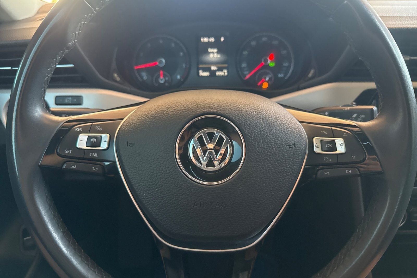 Used 2022  Volkswagen 2.0T SE image 29