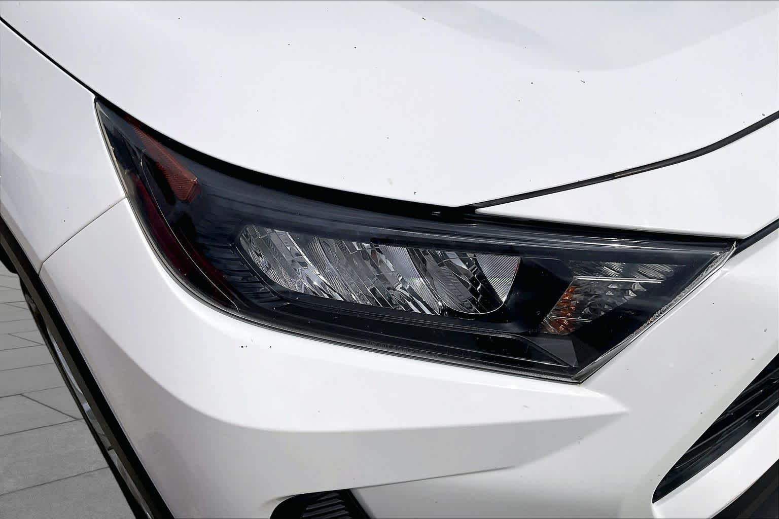 Used 2022 White Toyota LE image 26