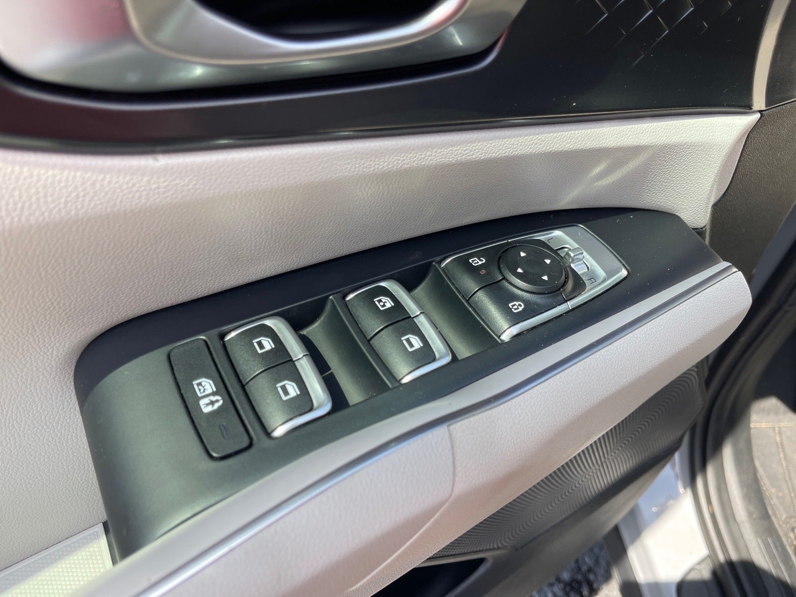 Used 2024 Silver Kia S image 8