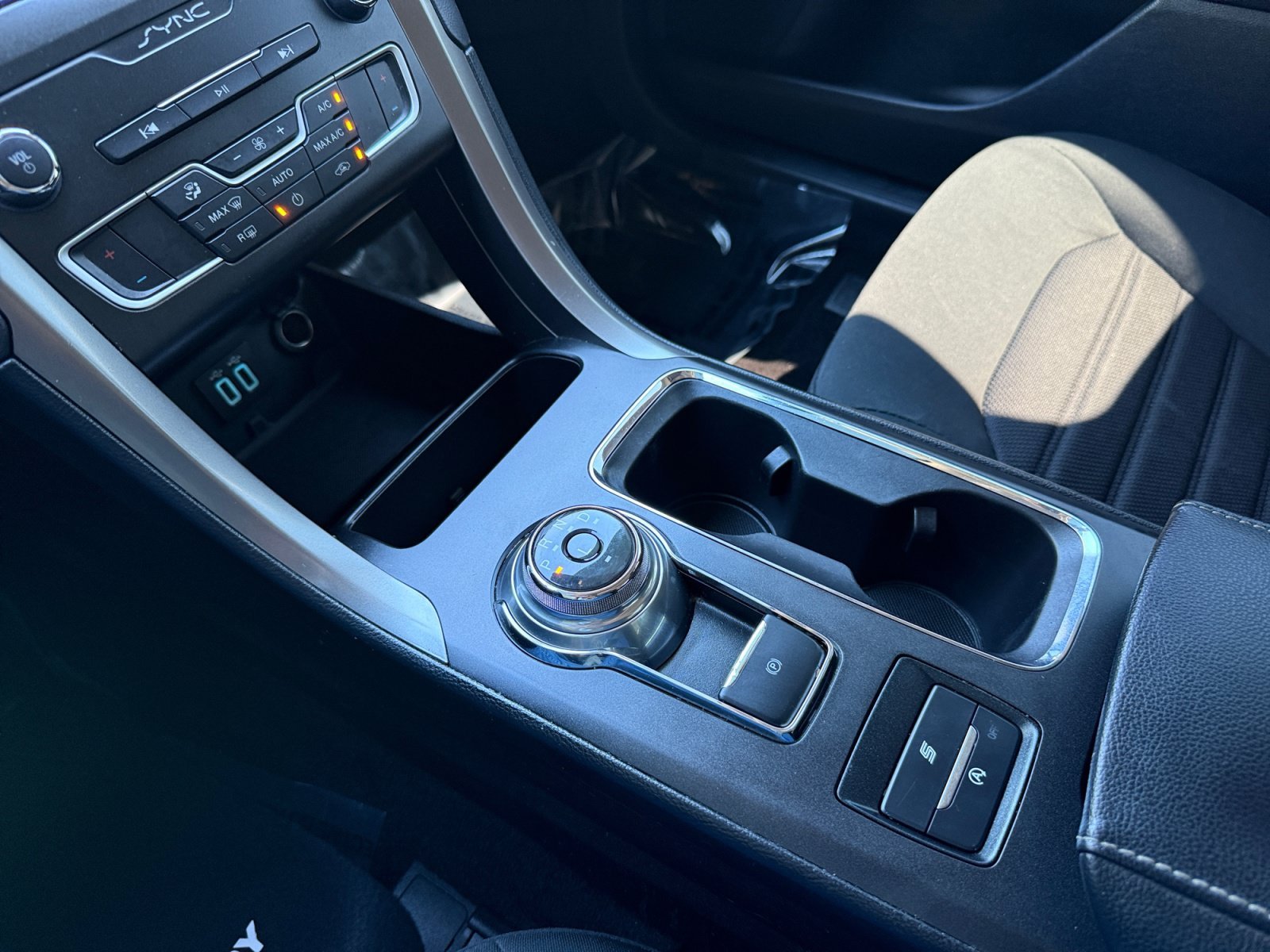 Used 2020 White Platinum Clearcoat Metallic Ford SE image 13