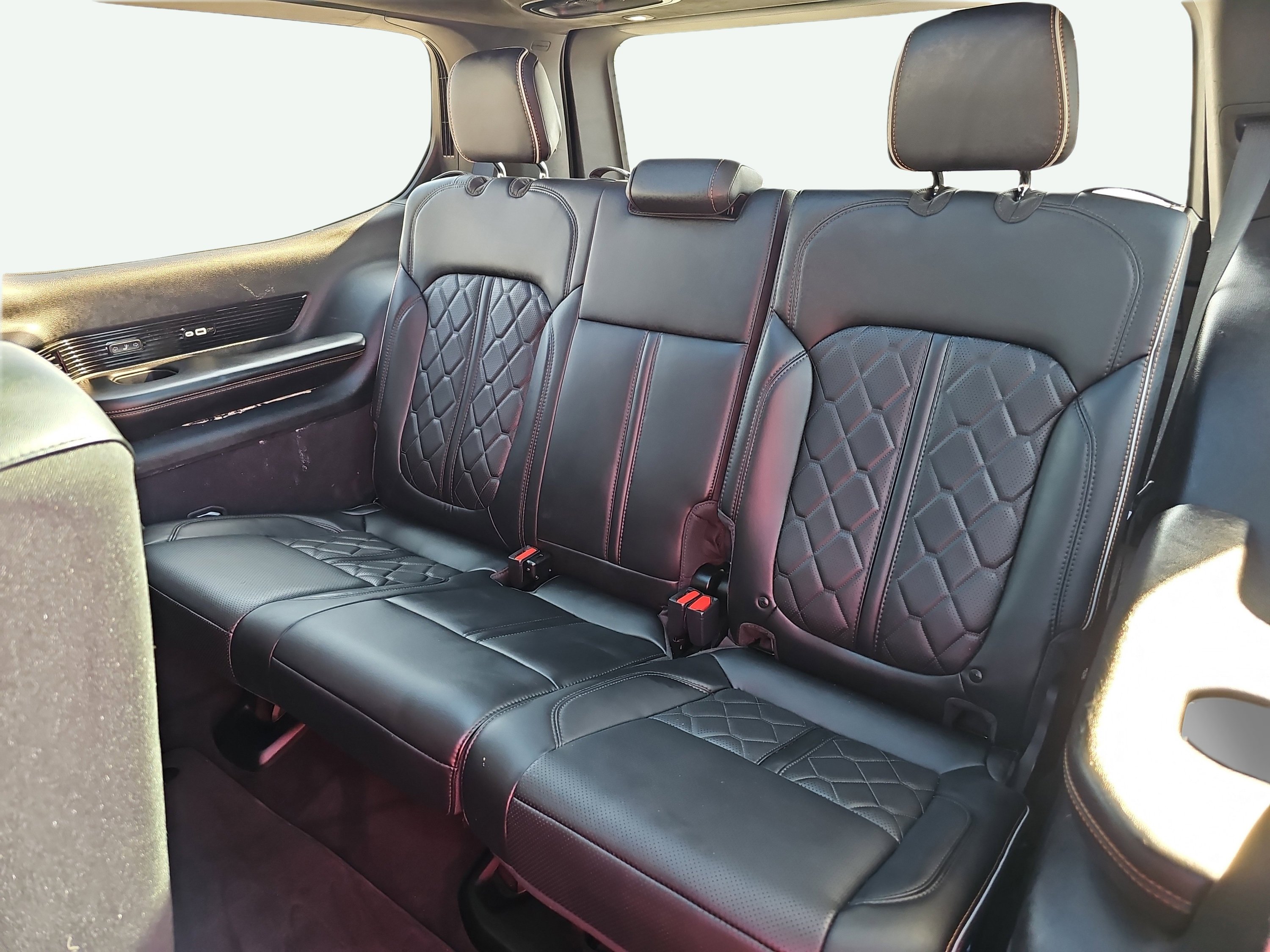Used 2022 Diamond Black Crystal Pearlcoat Jeep Series III image 33