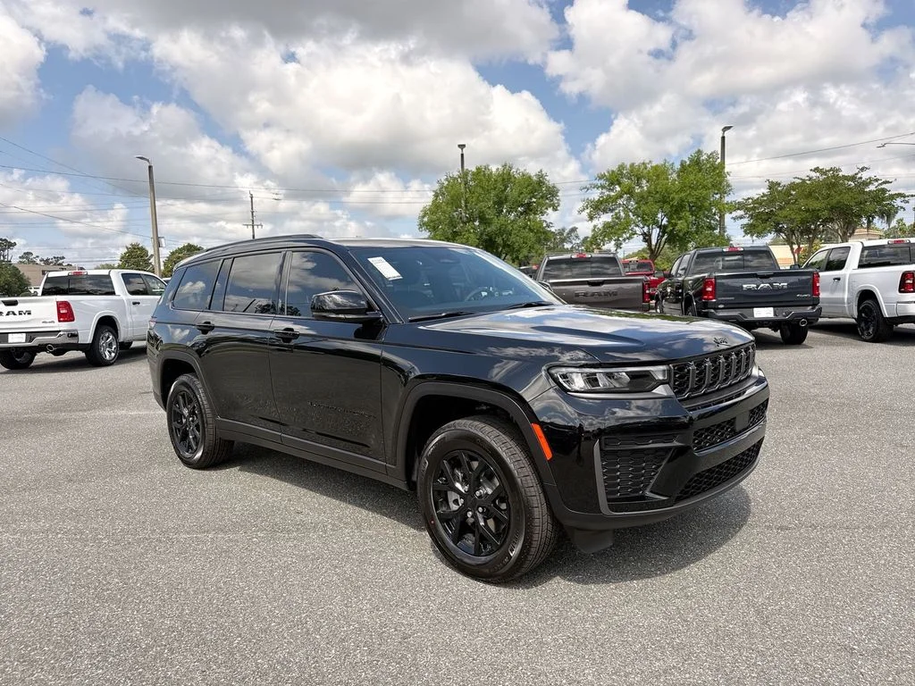 New 2026 Diamond Black Crystal Pearl-Coat Exterior Paint Jeep Laredo image 1