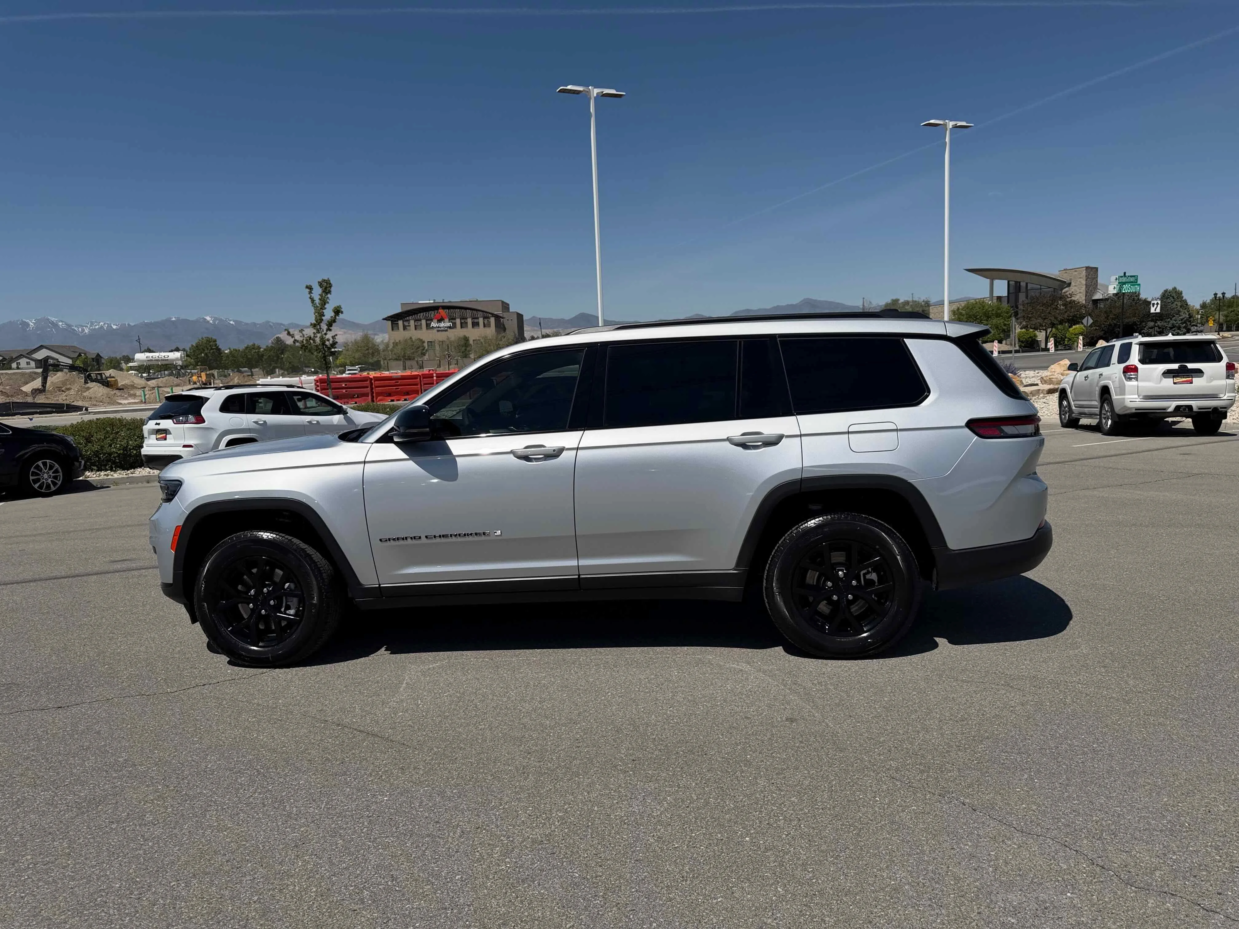 Used 2025 Silver Zynith Jeep Altitude X image 2