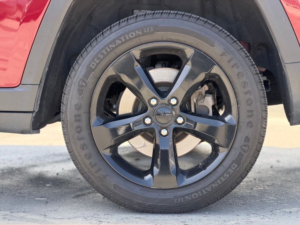 Used 2023 Velvet Jeep Altitude image 2