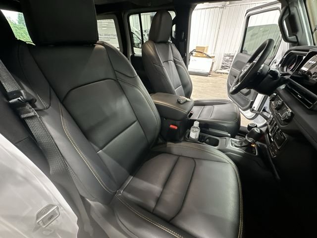 Used 2025 White Jeep Sahara image 32