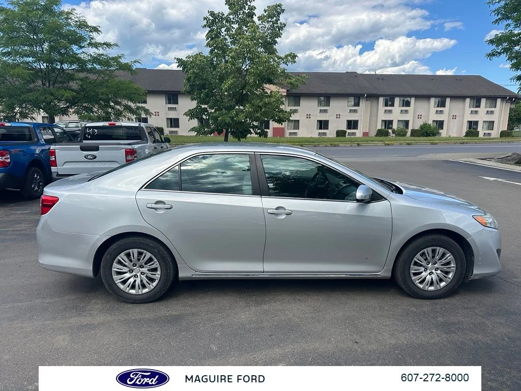 Used 2014 Silver Toyota LE image 3