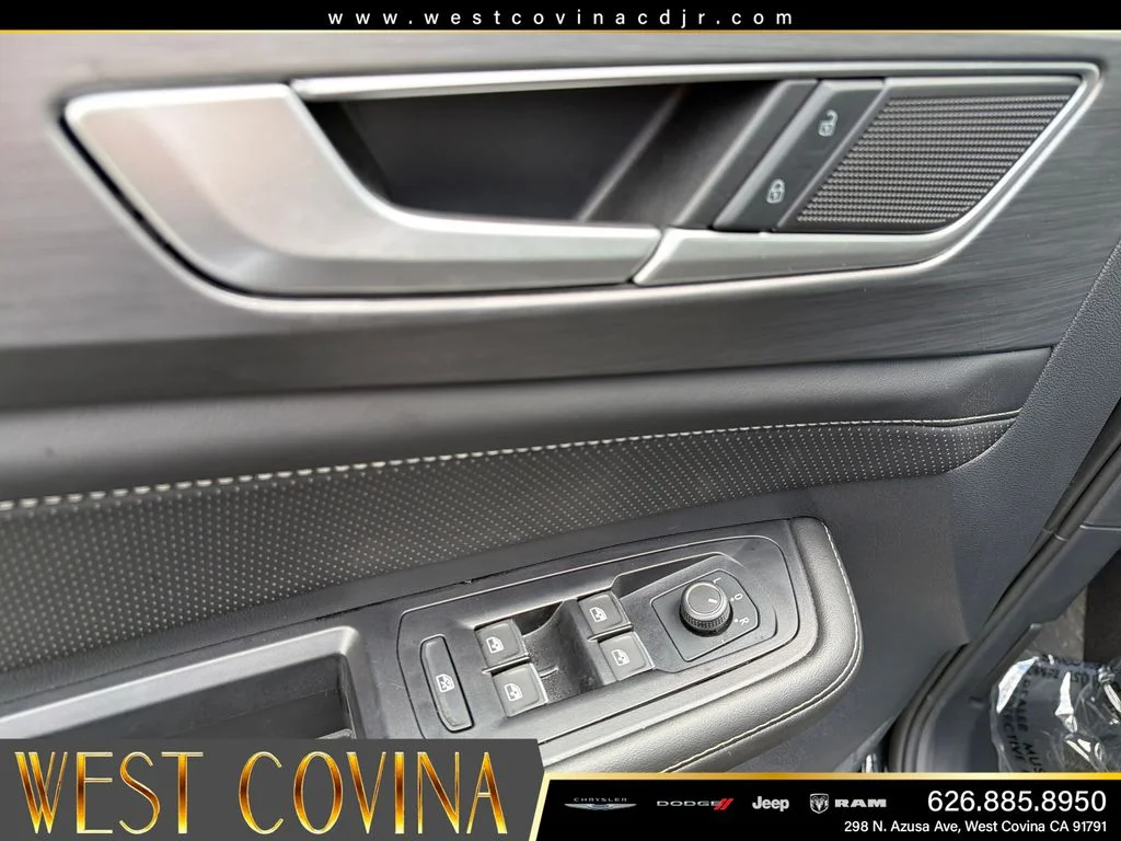 Used 2025 Black Volkswagen 2.0T SE w/Technology image 11