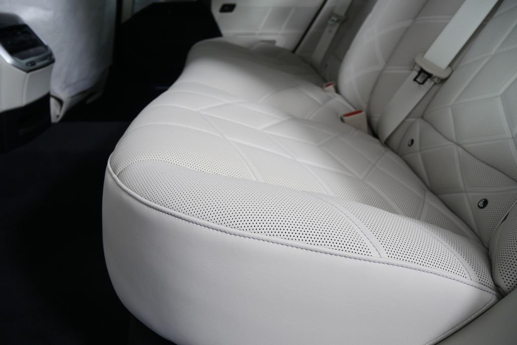 2026 BMW 7 Series 750e - Photo 15