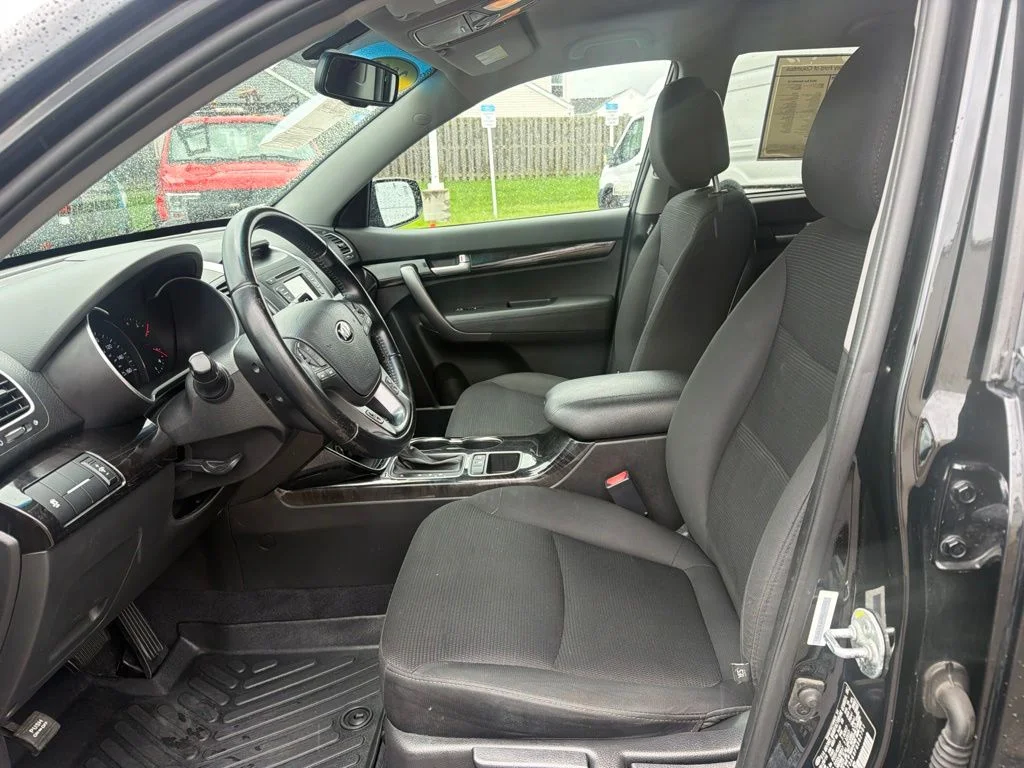 Used 2015 Black Kia LX image 28
