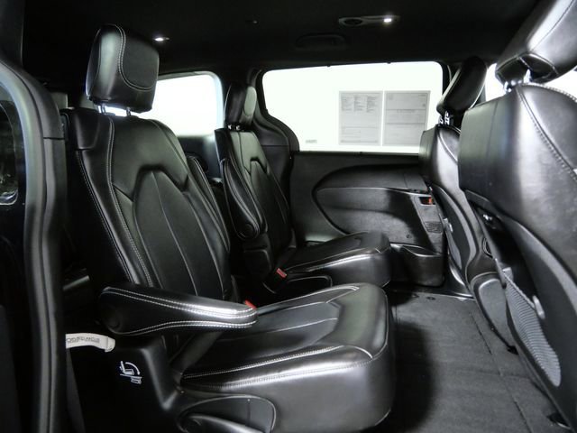 Certified Used 2025 Diamond Black Crystal Pearlcoat Chrysler Select image 12