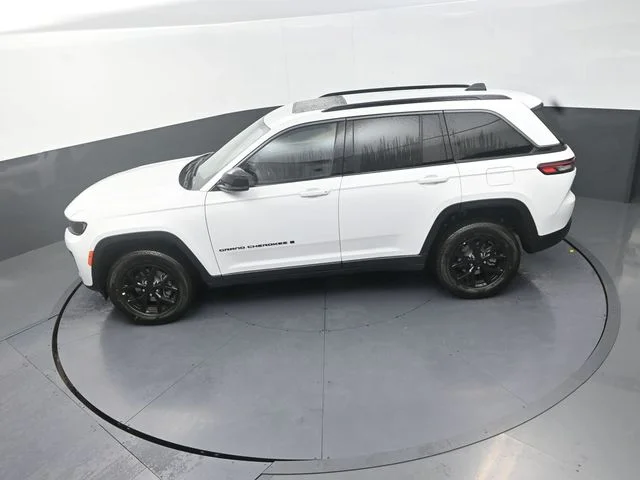 New 2026 Bright White Clear-Coat Exterior Paint Jeep Laredo Altitude image 14