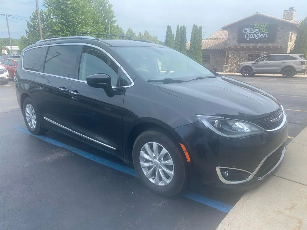 Used 2019 Brilliant Black Crystal Pearlcoat Chrysler Touring L image 1