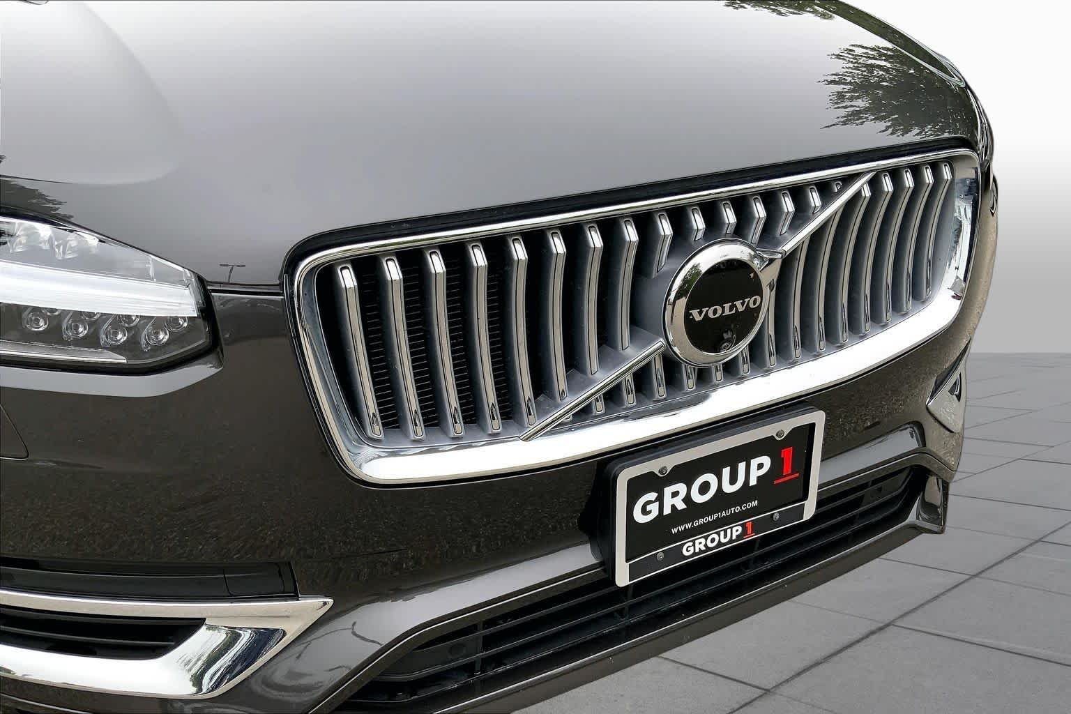 Used 2024 Onyx Black Metallic Volvo Ultimate Bright Theme image 30