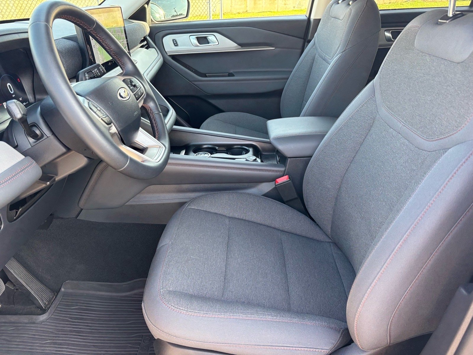 Used 2025 Oxford White Ford Active image 9