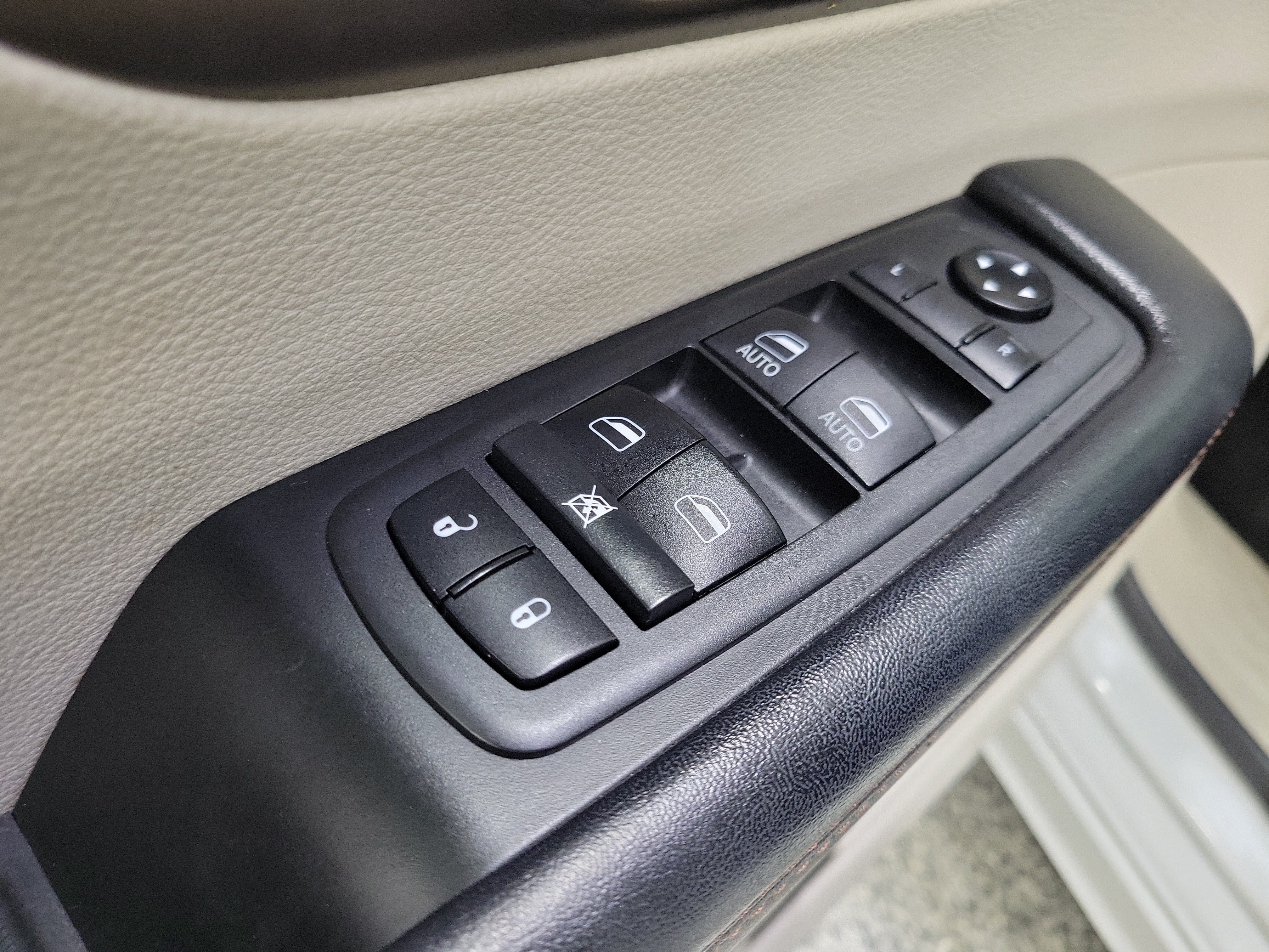 Used 2019 Bright White Clearcoat Chrysler Touring L image 19