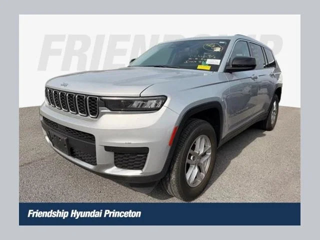Used 2022 Silver Jeep Laredo image 1