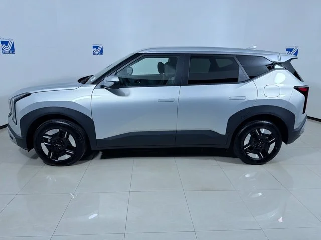 New 2027 IVORY SILVER Kia LX image 5