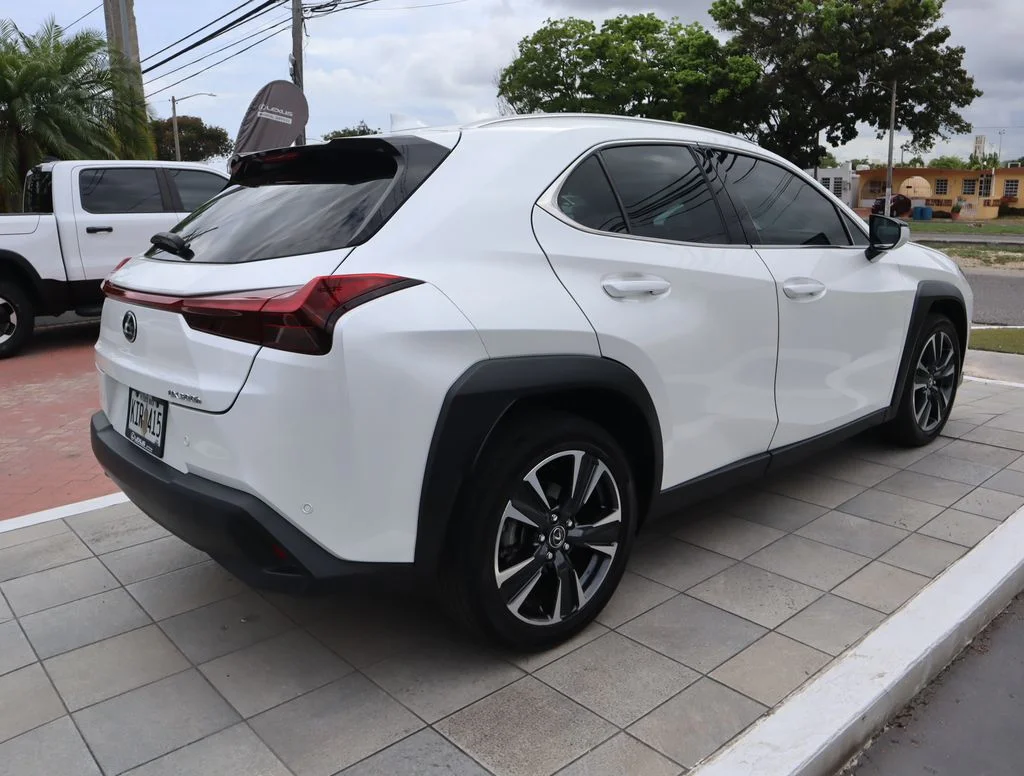 Used 2025 White Lexus 300h image 5
