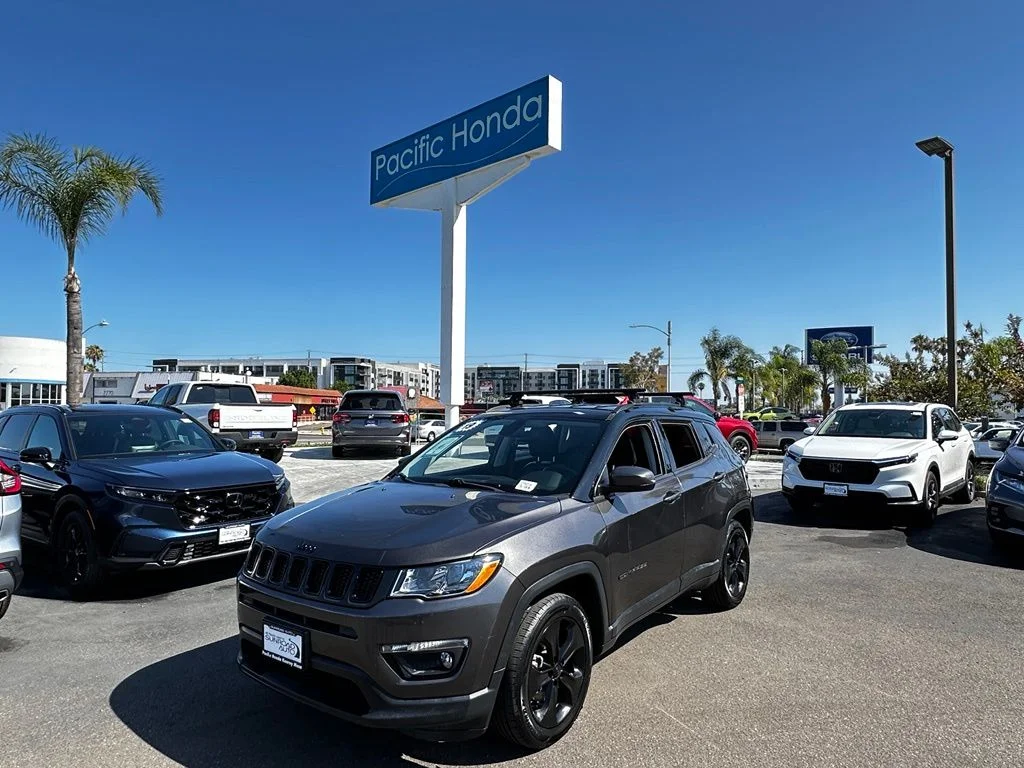 Used 2019 Gray Jeep Latitude image 2