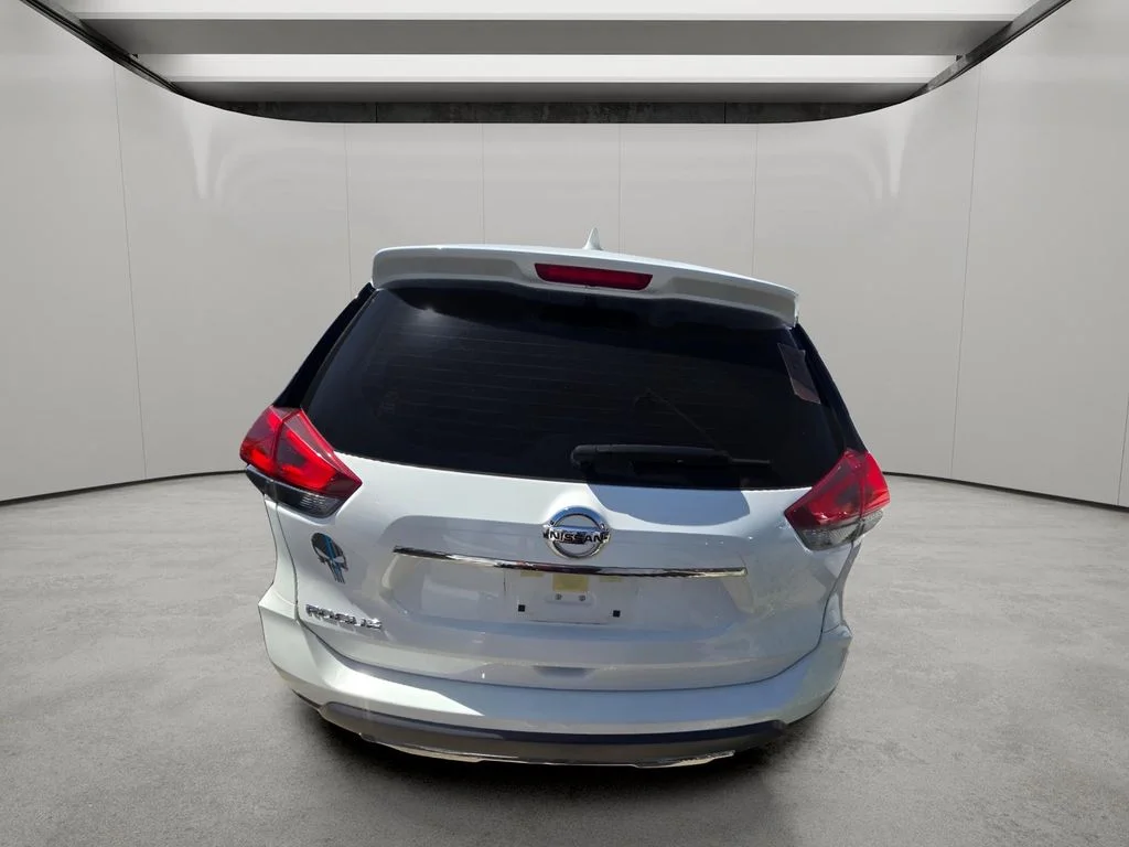 Used 2020 Glacier White Nissan S image 5