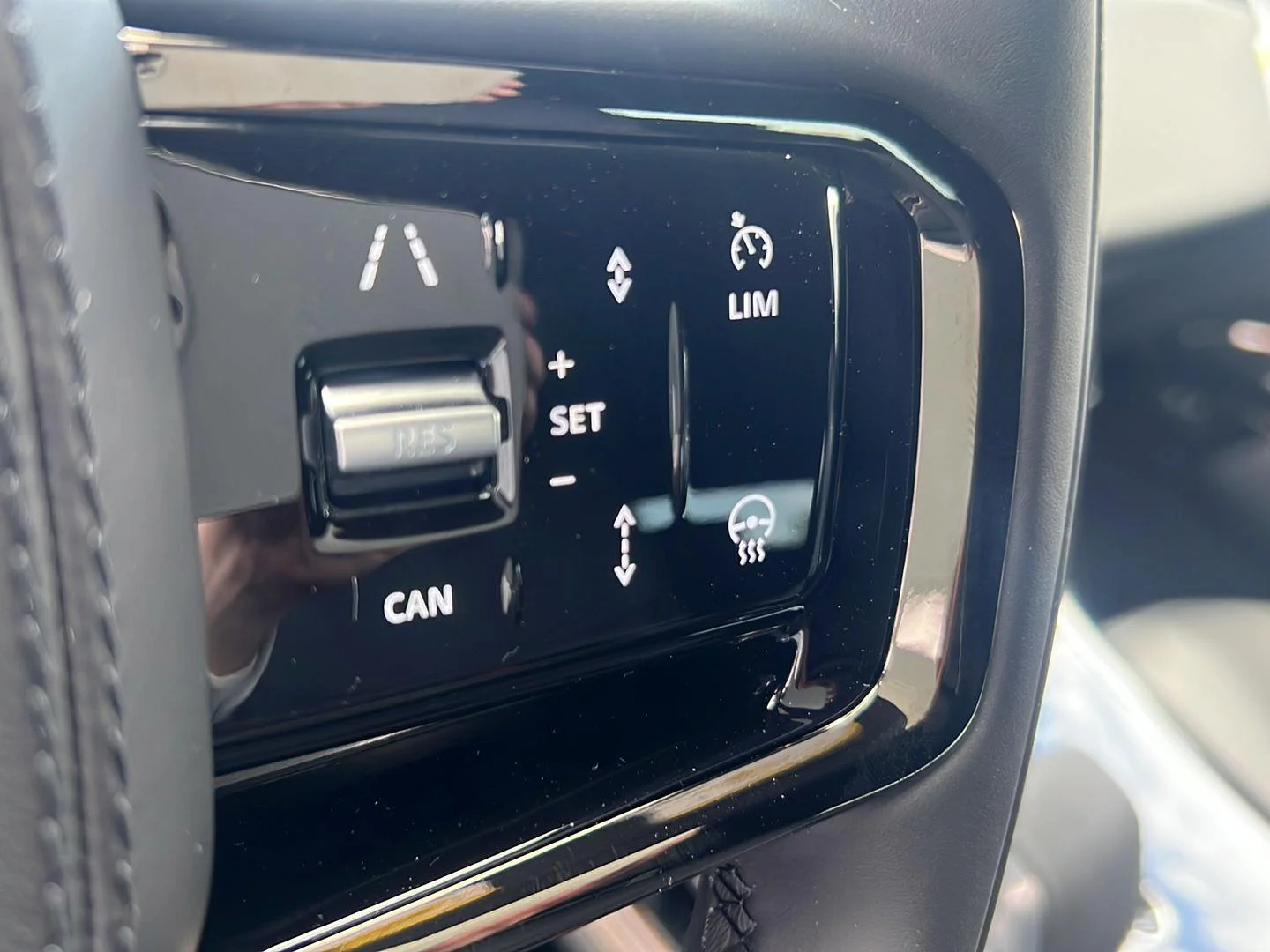 New 2026 Fuji White Land Rover Dynamic SE image 12
