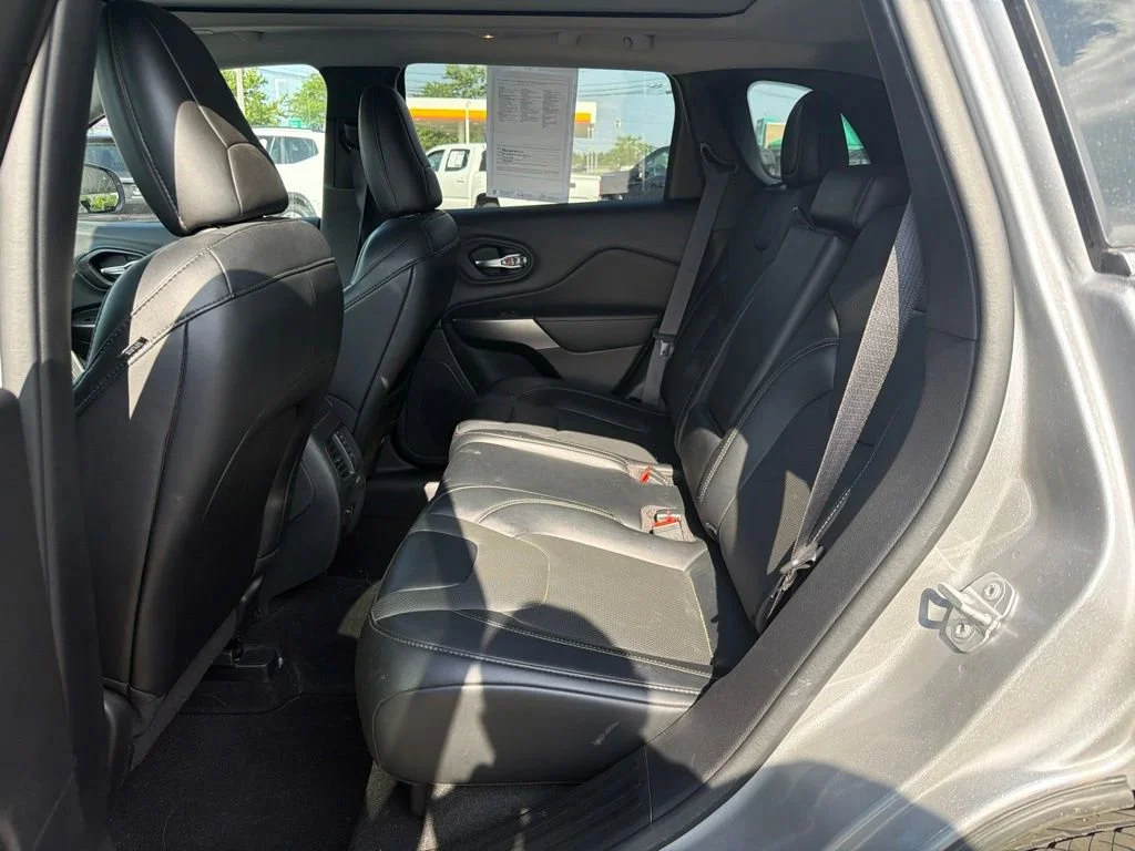 Used 2022 Gray Jeep Limited image 6