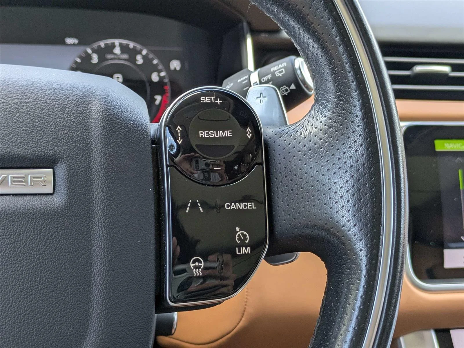Used 2019 British Racing Green Metallic Land Rover Dynamic image 28