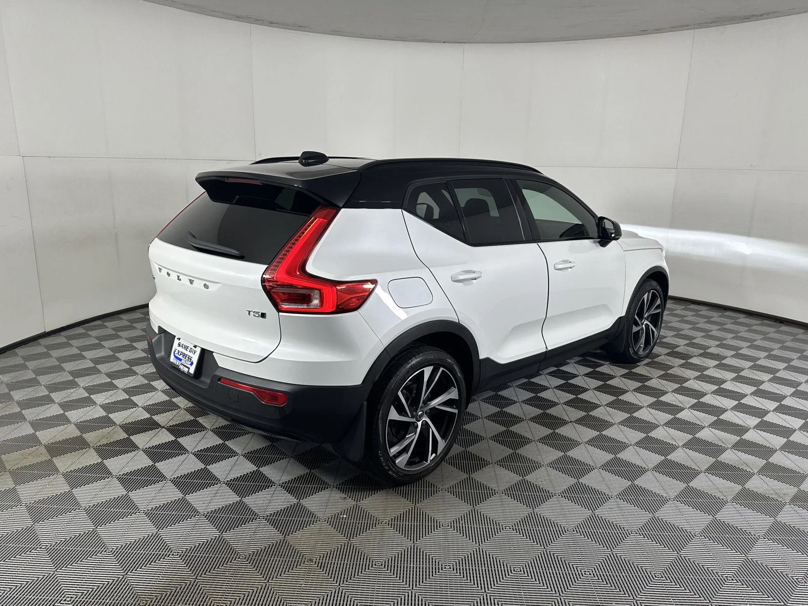 Used 2022 Crystal White Metallic Volvo R-Design image 22
