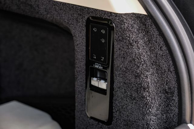 Used 2025 White Land Rover SE image 64