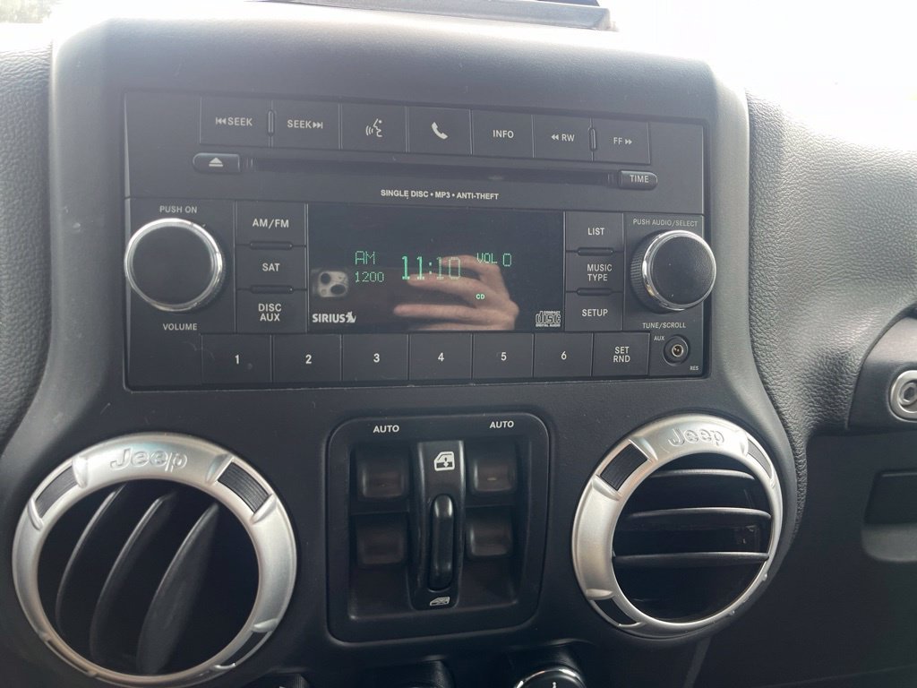Used 2015 Green Jeep Unlimited Sahara image 10