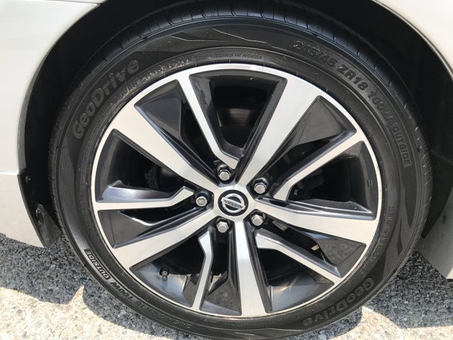 Used 2020 Brilliant Silver Metallic Nissan SL image 10