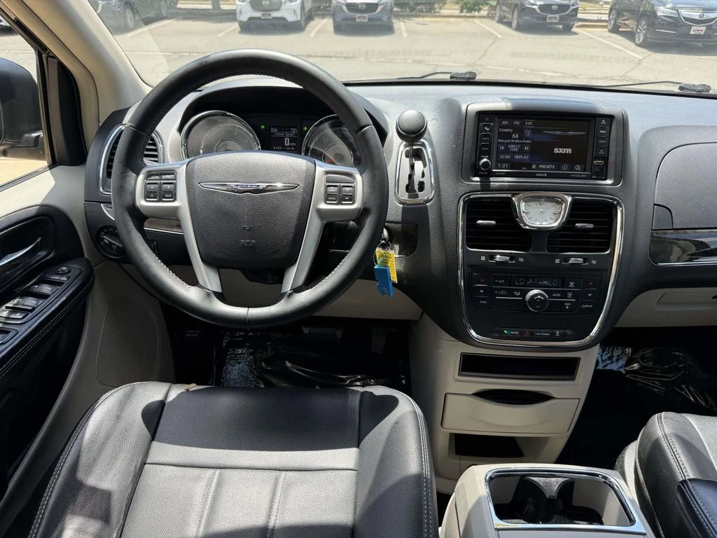 2015 Chrysler Town & Country Touring - Photo 18