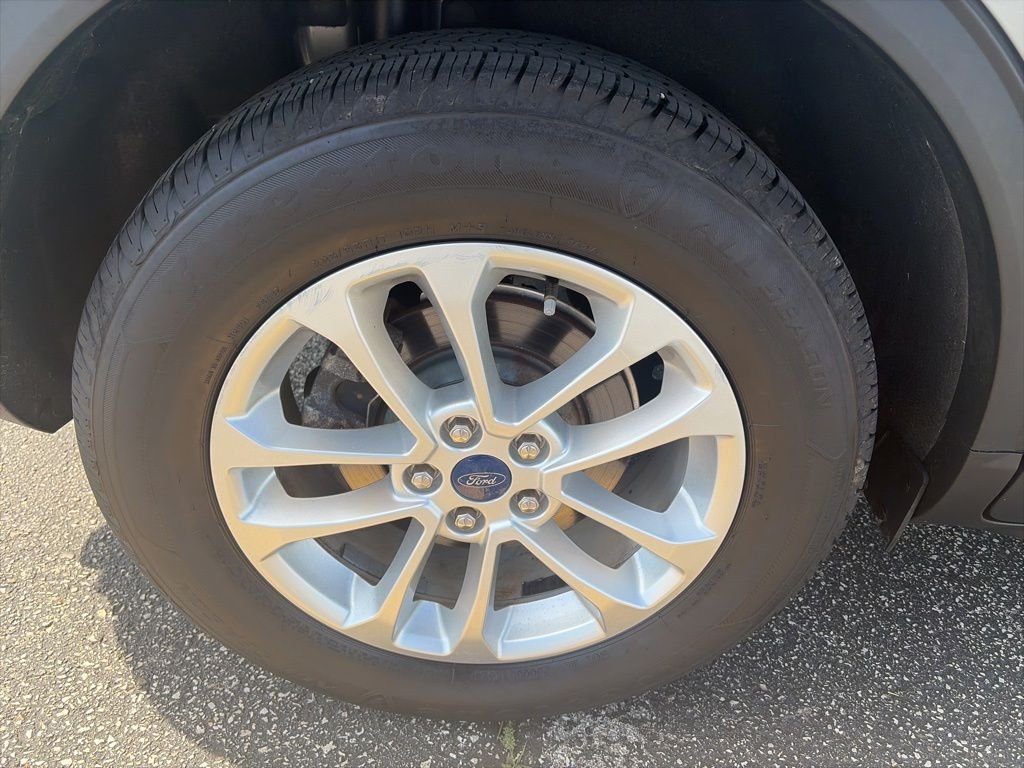 Used 2022 Silver Ford SE image 33