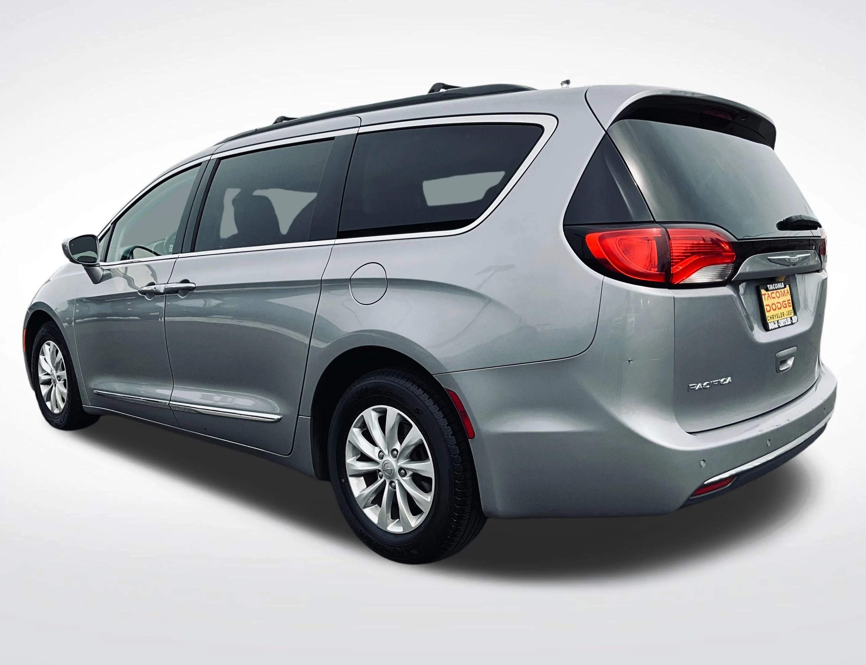 Used 2017 Silver Chrysler Touring L image 3