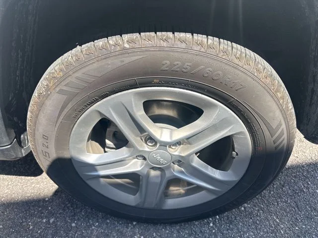 Used 2024 White Jeep Latitude image 8