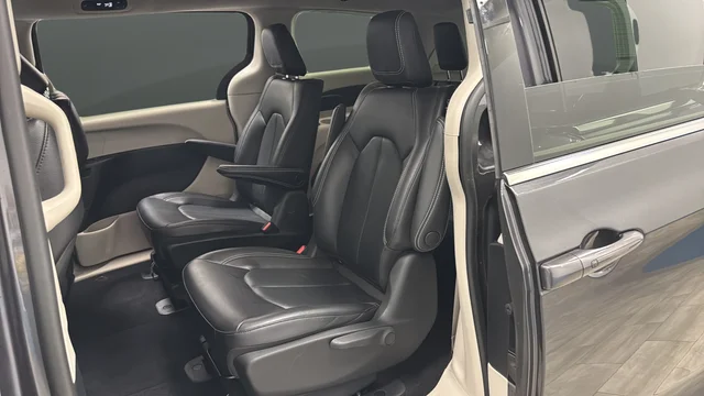 Used 2022 Crystal Metallic Chrysler Touring L image 21