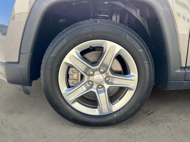 Used 2024  Jeep Latitude image 14