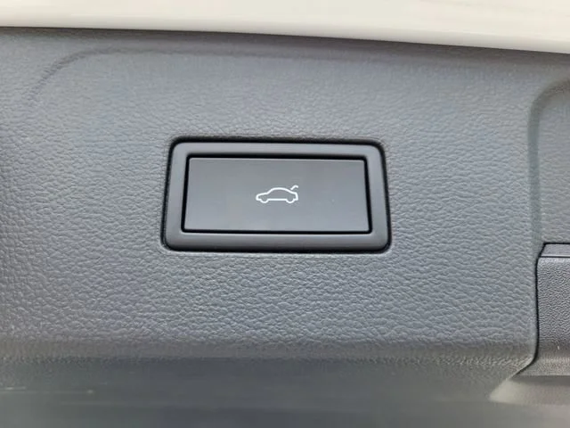 2025 Volkswagen Atlas SE w/Tech - Photo 14